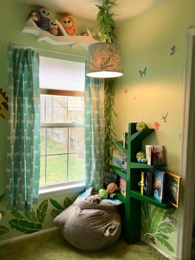 Cette image montre une petite chambre d'enfant de 1 à 3 ans bohème avec un mur vert, moquette et un sol vert.