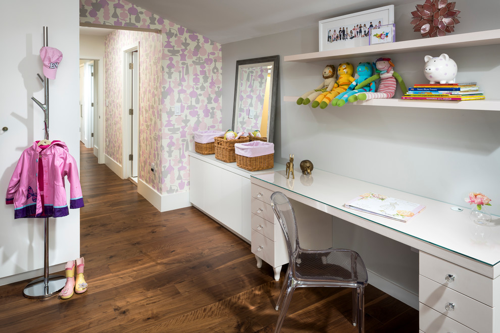 Diseño de dormitorio infantil actual de tamaño medio con paredes multicolor y suelo de madera oscura