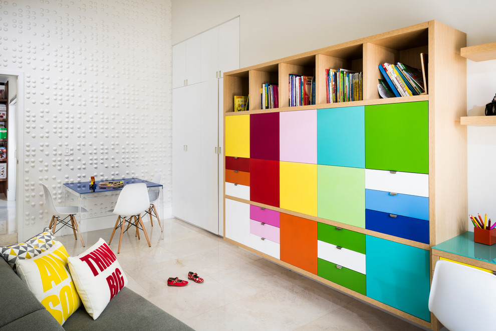 Neutrales, Großes Modernes Kinderzimmer mit Spielecke und weißer Wandfarbe in Miami
