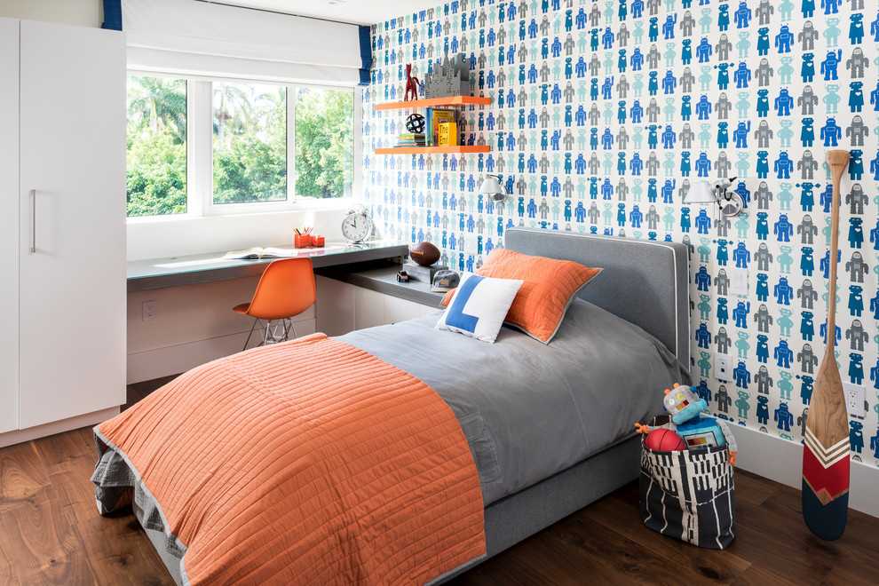Exempel på ett modernt pojkrum kombinerat med sovrum, med flerfärgade väggar och mörkt trägolv