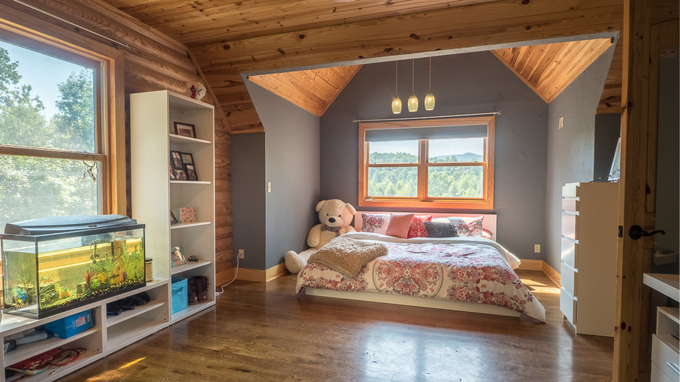 Diseño de dormitorio infantil rústico con paredes grises, suelo de madera en tonos medios y suelo marrón
