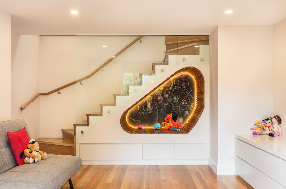 Neutrales Modernes Kinderzimmer mit Spielecke, weißer Wandfarbe, braunem Holzboden und braunem Boden in Sydney