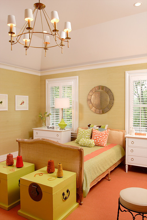 Mittelgroßes Klassisches Mädchenzimmer mit Schlafplatz, grüner Wandfarbe, Teppichboden und orangem Boden in New York