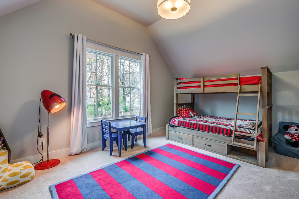 Klassisk inredning av ett stort könsneutralt barnrum kombinerat med sovrum och för 4-10-åringar, med heltäckningsmatta