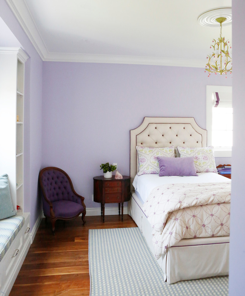 Idee per una cameretta per bambini da 4 a 10 anni classica di medie dimensioni con pareti viola, pavimento in legno massello medio e pavimento marrone