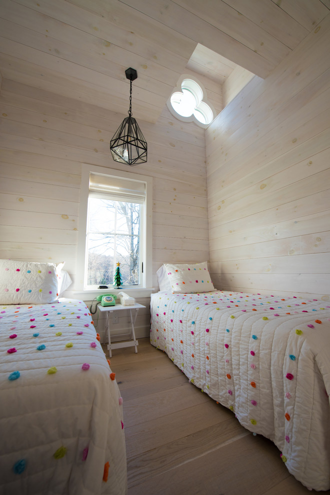 Foto på ett lantligt flickrum kombinerat med sovrum, med beige väggar, ljust trägolv och beiget golv