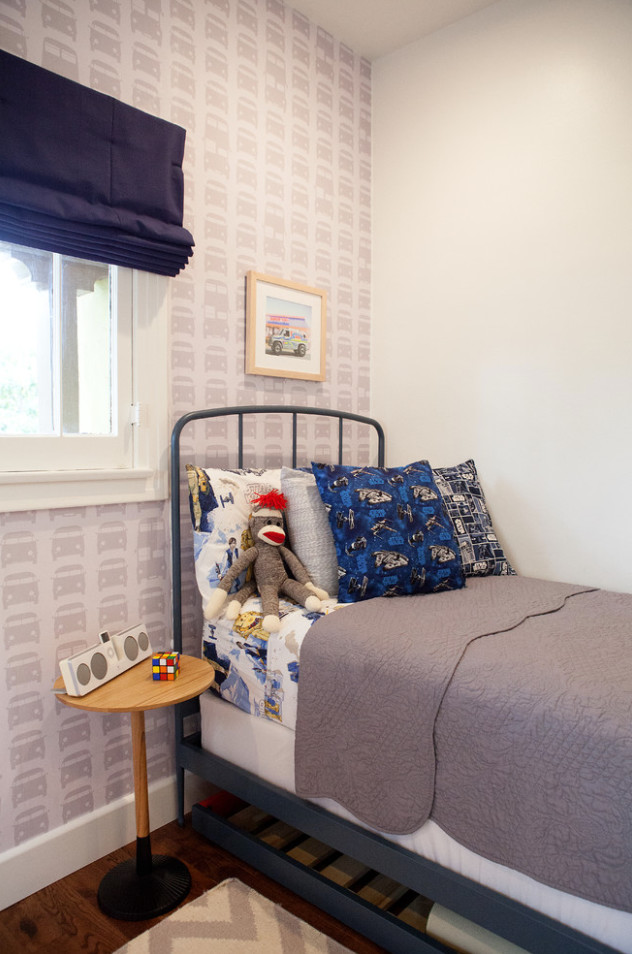 Inspiration för mellanstora klassiska barnrum kombinerat med sovrum, med flerfärgade väggar och mellanmörkt trägolv
