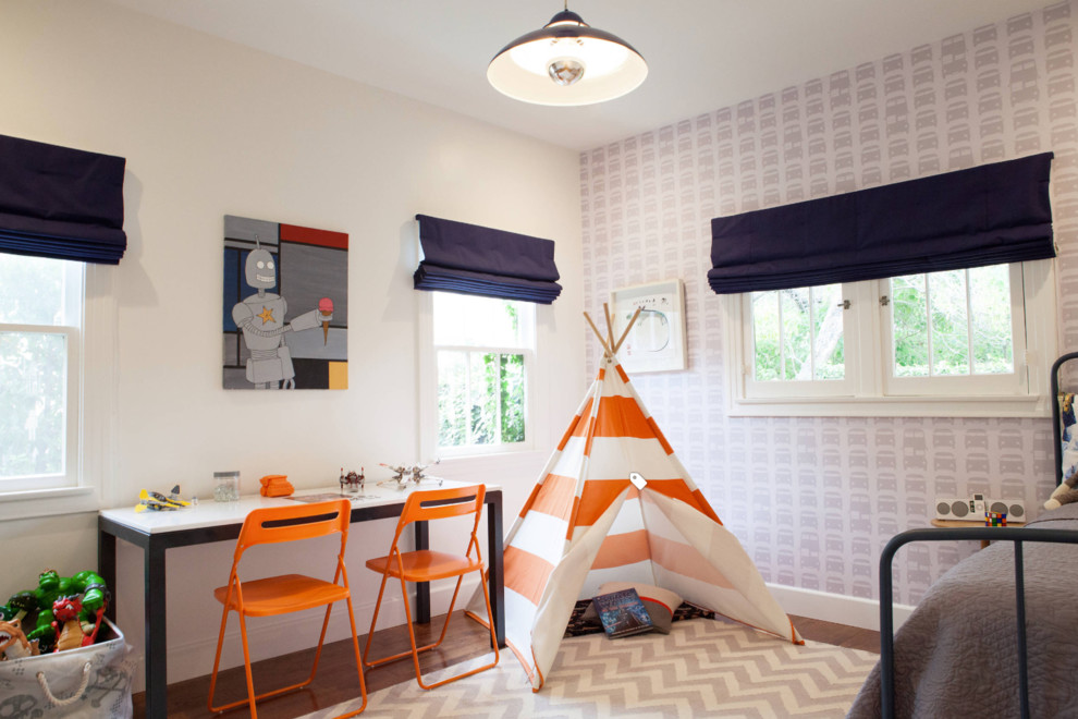 Imagen de dormitorio infantil clásico renovado de tamaño medio con paredes multicolor y suelo de madera en tonos medios