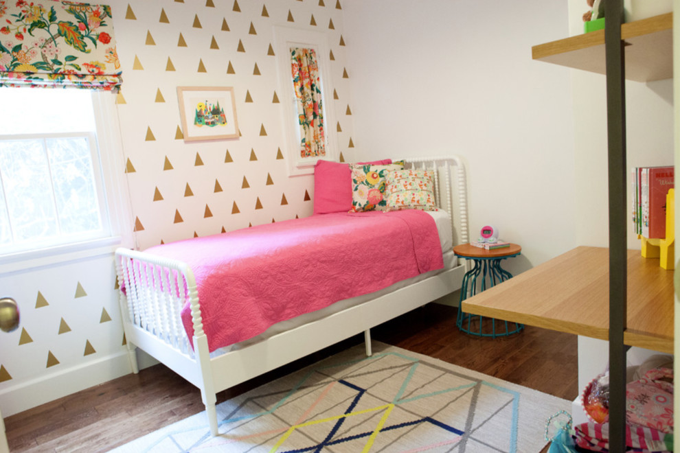 Ispirazione per una cameretta per bambini chic di medie dimensioni con pareti beige e pavimento in legno massello medio