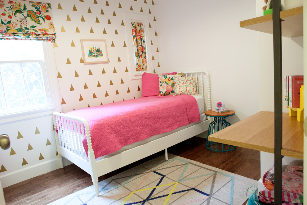 Ejemplo de dormitorio infantil actual de tamaño medio con paredes beige y suelo de madera en tonos medios
