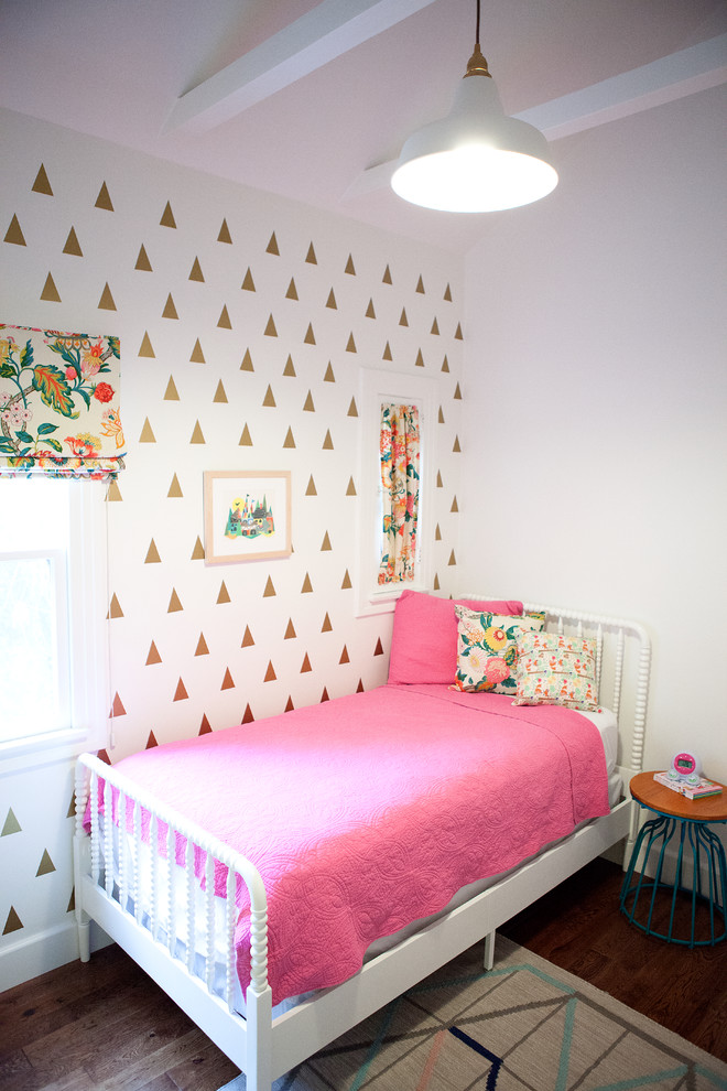 Cette image montre une chambre d'enfant design de taille moyenne avec un mur beige et un sol en bois brun.