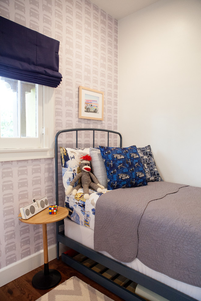 Bild på ett mellanstort vintage barnrum kombinerat med sovrum, med flerfärgade väggar och mellanmörkt trägolv