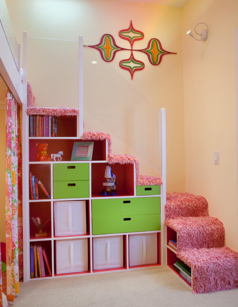 Пример оригинального дизайна: детская среднего размера в стиле модернизм с спальным местом, разноцветными стенами и ковровым покрытием для ребенка от 4 до 10 лет, девочки