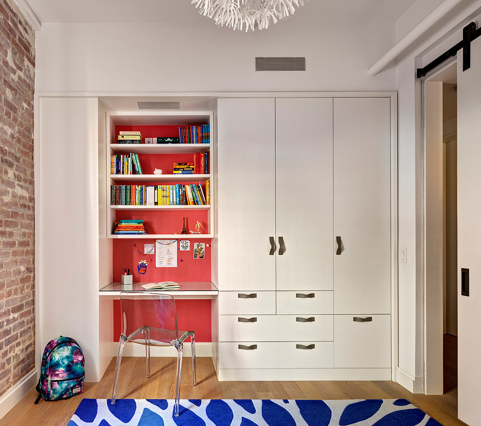 Cette image montre une petite chambre neutre de 4 à 10 ans urbaine avec un bureau, un mur rouge et parquet clair.