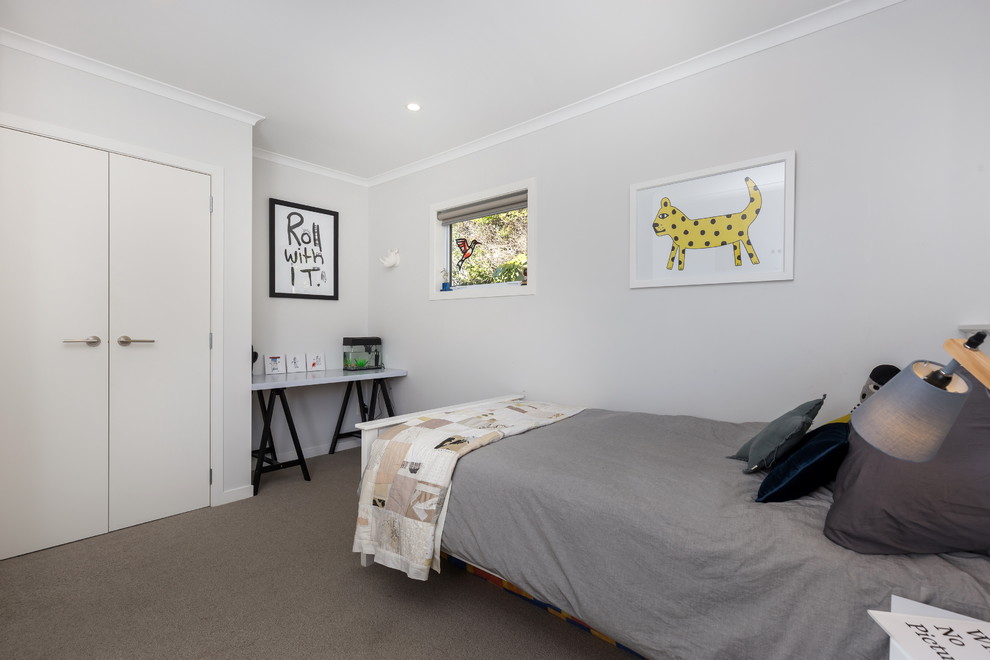 Imagen de dormitorio infantil de 4 a 10 años contemporáneo de tamaño medio con paredes blancas, moqueta y suelo gris