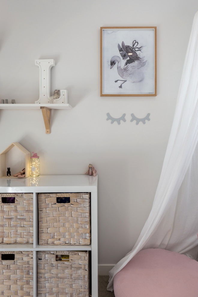 Idée de décoration pour une chambre d'enfant de 1 à 3 ans design de taille moyenne avec un mur blanc, moquette et un sol gris.