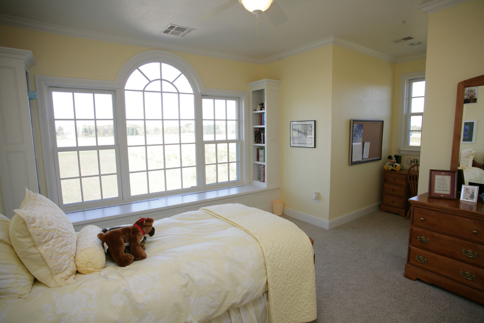 Mittelgroßes Klassisches Mädchenzimmer mit Schlafplatz, gelber Wandfarbe und Teppichboden in Sonstige