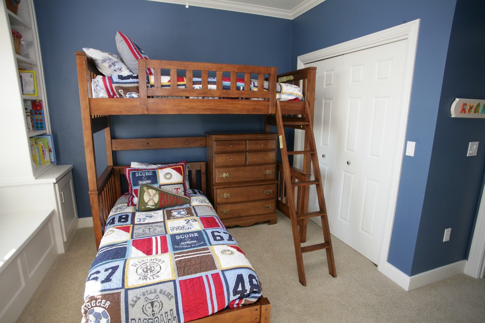 Foto de dormitorio infantil clásico pequeño con paredes azules y moqueta