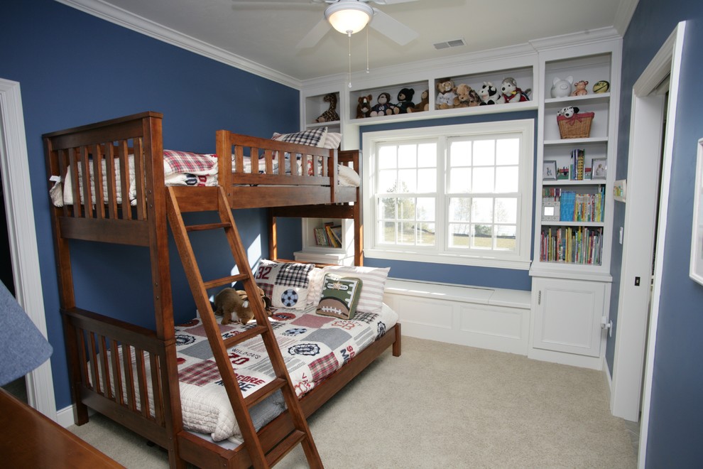 Ejemplo de dormitorio infantil clásico pequeño con paredes azules y moqueta