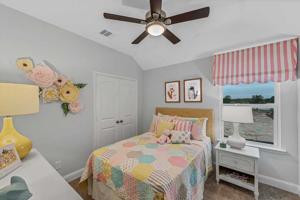 Ejemplo de dormitorio infantil de 4 a 10 años campestre de tamaño medio con paredes azules, moqueta y suelo beige