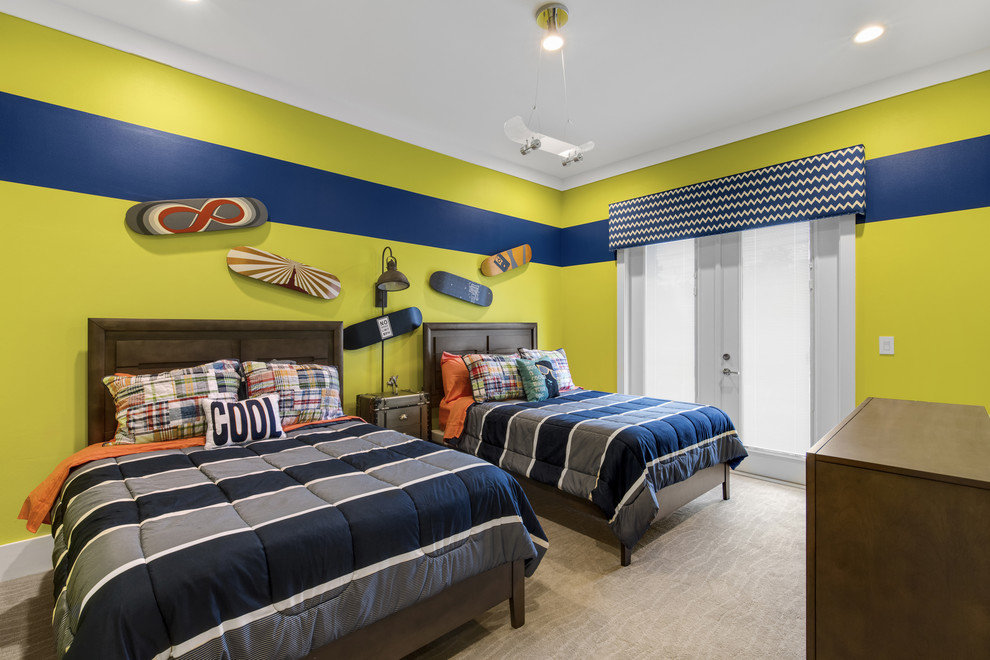 Exempel på ett modernt pojkrum kombinerat med sovrum, med gröna väggar, heltäckningsmatta och grått golv