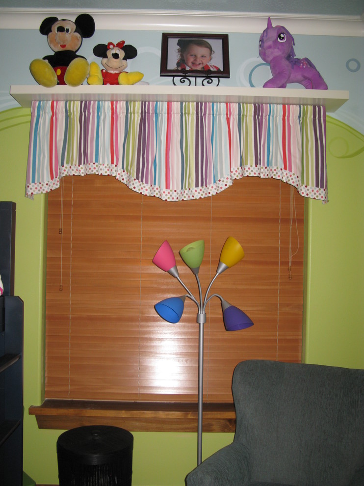 Idee per una piccola cameretta per bambini da 4 a 10 anni chic con pareti multicolore e moquette