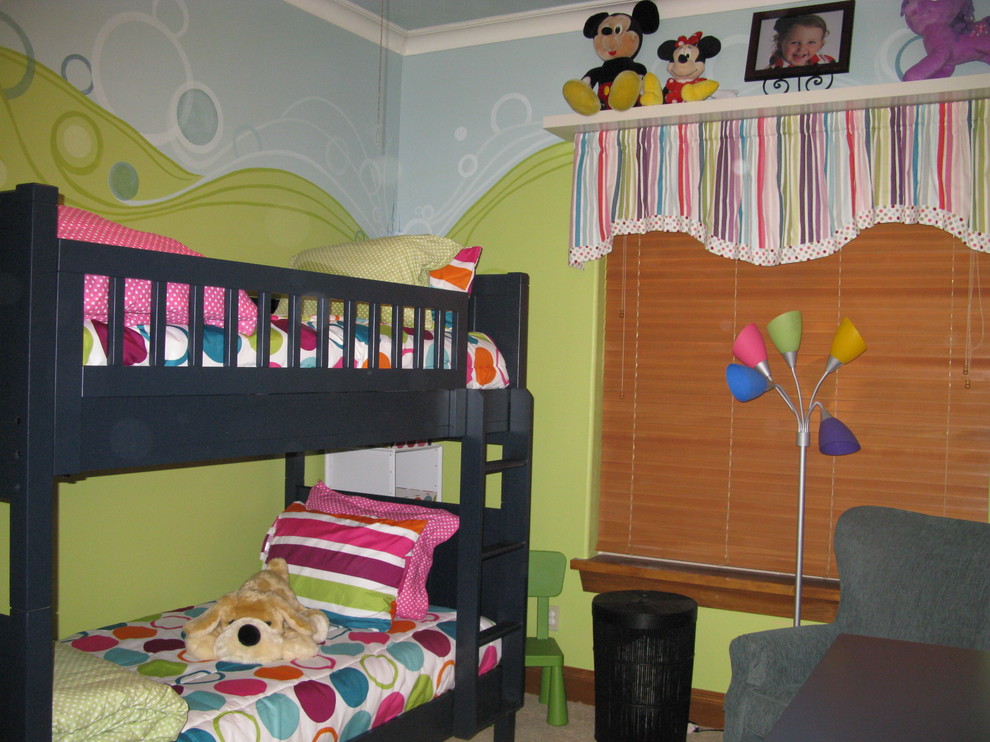 ヒューストンにある小さなトラディショナルスタイルのおしゃれな子供部屋 (マルチカラーの壁、カーペット敷き、児童向け) の写真