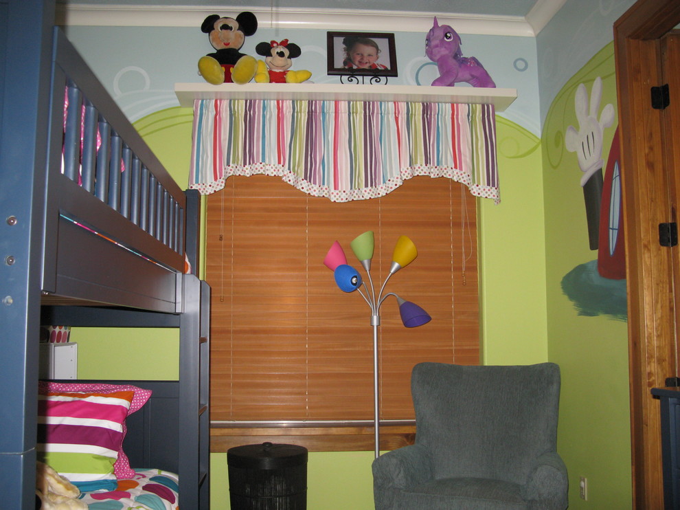 Kleines, Neutrales Stilmix Kinderzimmer mit Schlafplatz und bunten Wänden in Houston