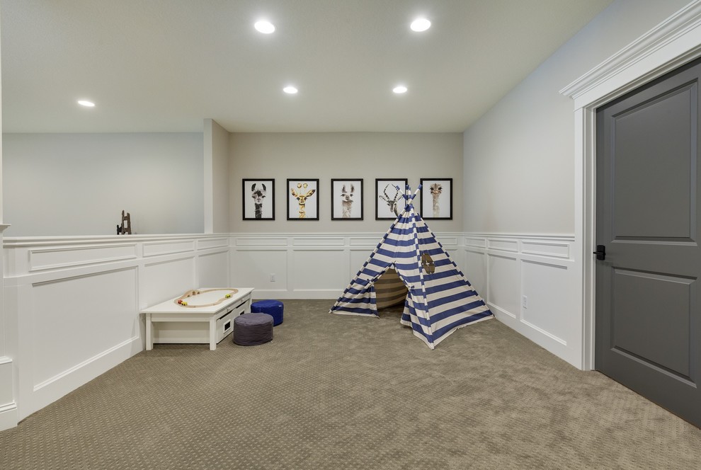 Foto di una cameretta per bambini chic con pareti beige, moquette e pavimento marrone