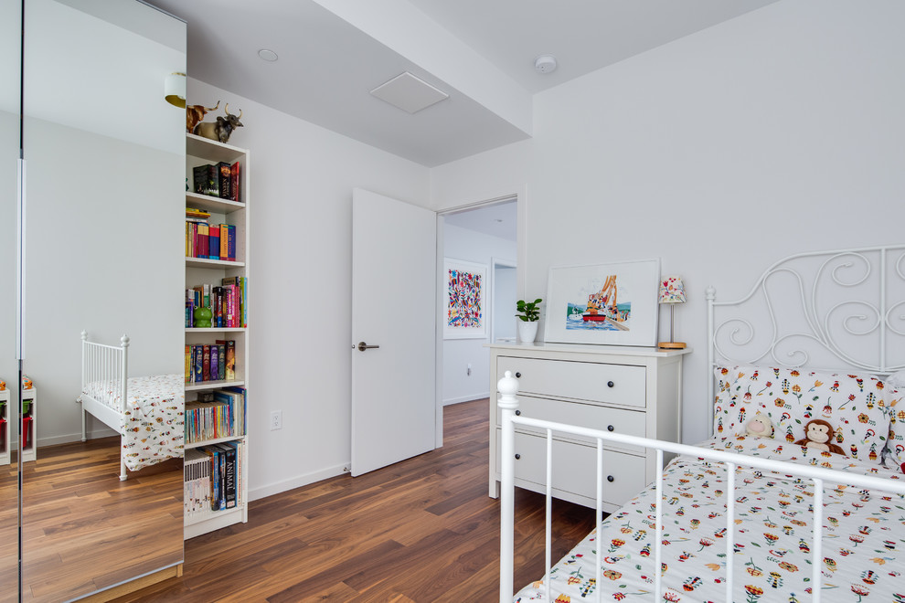 Ejemplo de dormitorio infantil contemporáneo con paredes blancas, suelo de madera en tonos medios y suelo marrón