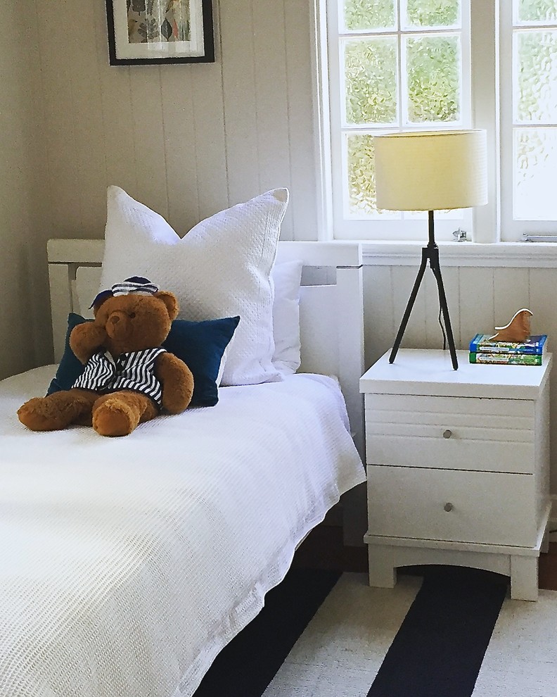 Modelo de dormitorio infantil tradicional renovado pequeño con paredes grises y suelo de madera en tonos medios