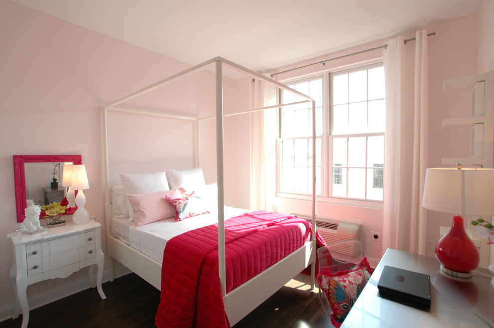 Cette photo montre une chambre d'enfant éclectique avec un mur rose.