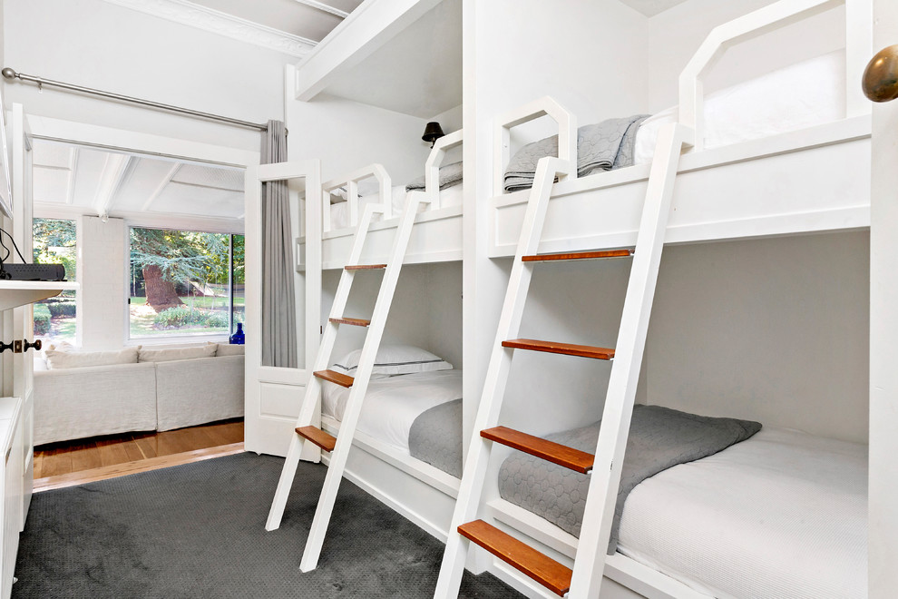 Imagen de dormitorio infantil de 4 a 10 años campestre con paredes blancas, moqueta y suelo gris