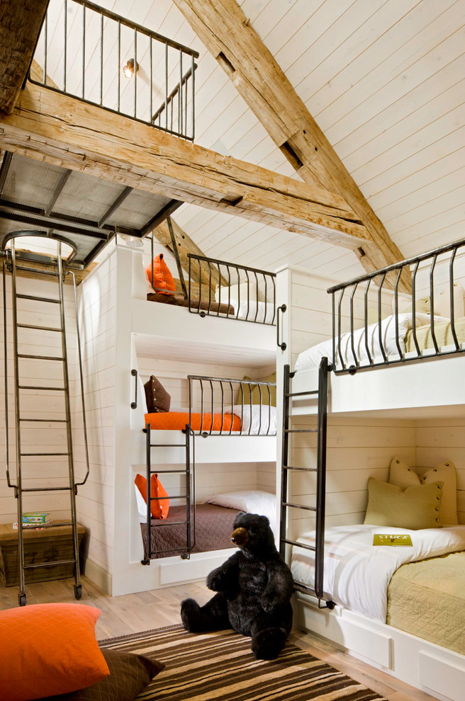 На фото: нейтральная детская в стиле рустика с спальным местом, белыми стенами и светлым паркетным полом