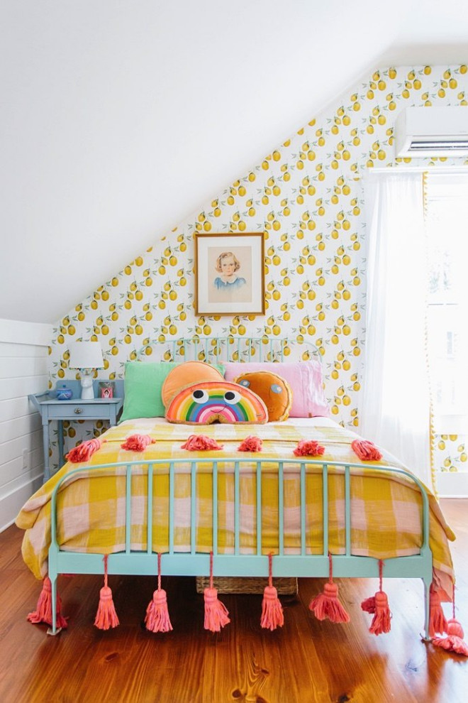 Cette image montre une chambre d'enfant traditionnelle avec un mur multicolore, un sol en bois brun et un sol marron.