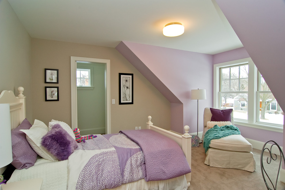 Ejemplo de dormitorio infantil clásico con paredes multicolor
