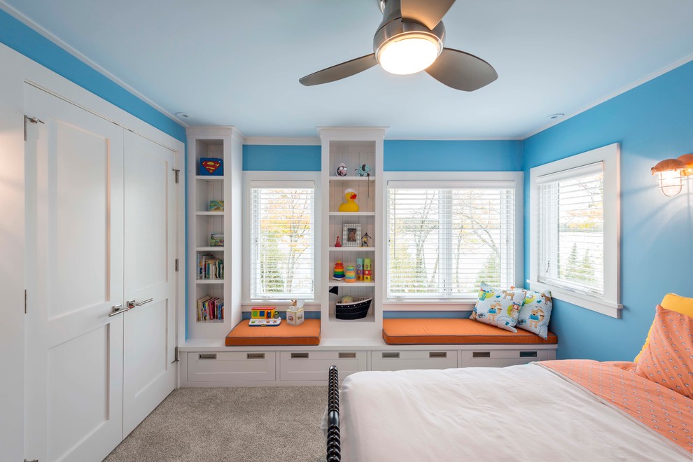 Klassisches Jungszimmer mit Schlafplatz, blauer Wandfarbe und Teppichboden in Minneapolis