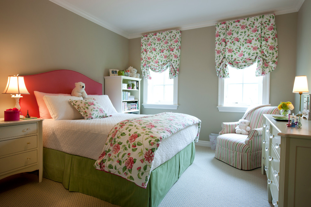 Immagine di una cameretta per bambini da 4 a 10 anni classica di medie dimensioni con pareti verdi e moquette