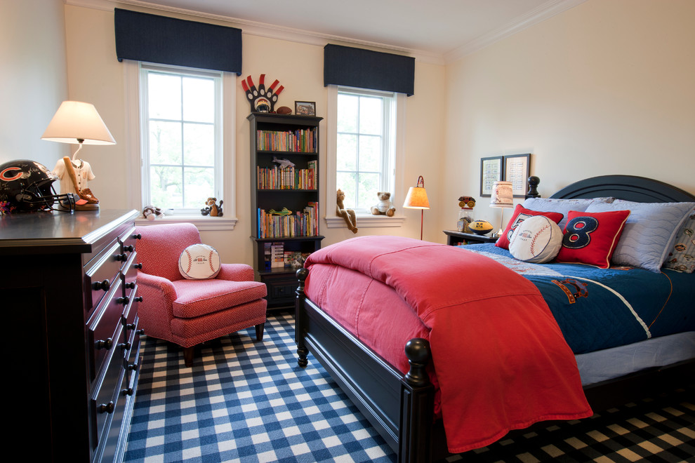 Inspiration för mellanstora klassiska pojkrum kombinerat med sovrum och för 4-10-åringar, med beige väggar och heltäckningsmatta