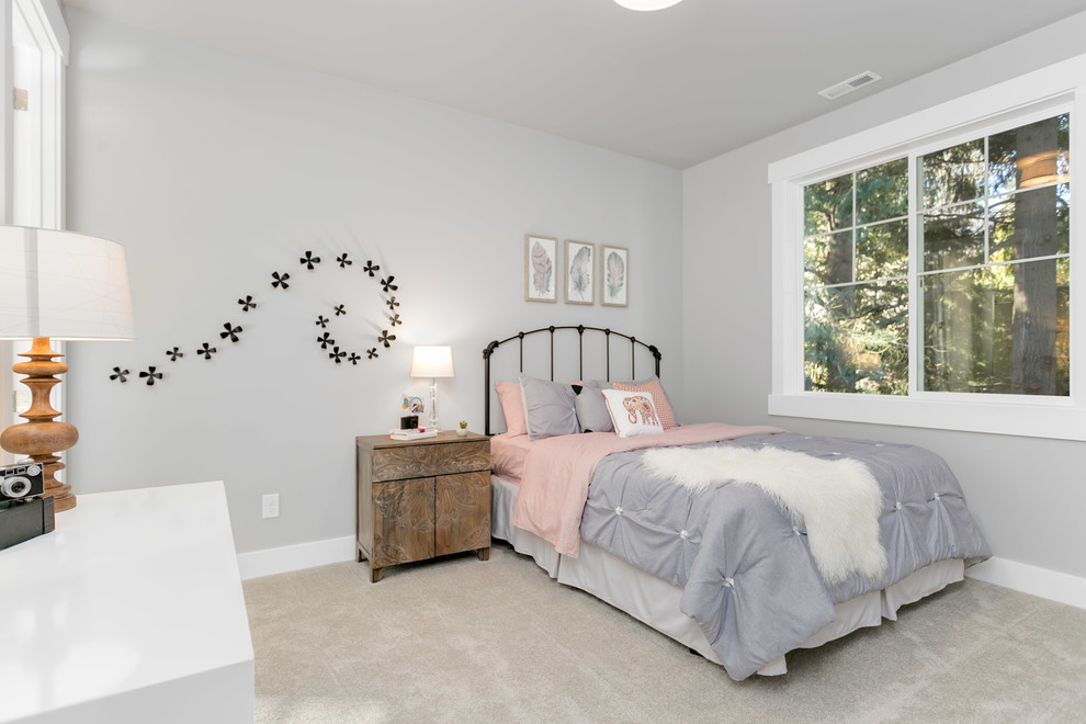 Idéer för mellanstora amerikanska flickrum kombinerat med sovrum och för 4-10-åringar, med grå väggar, heltäckningsmatta och grått golv