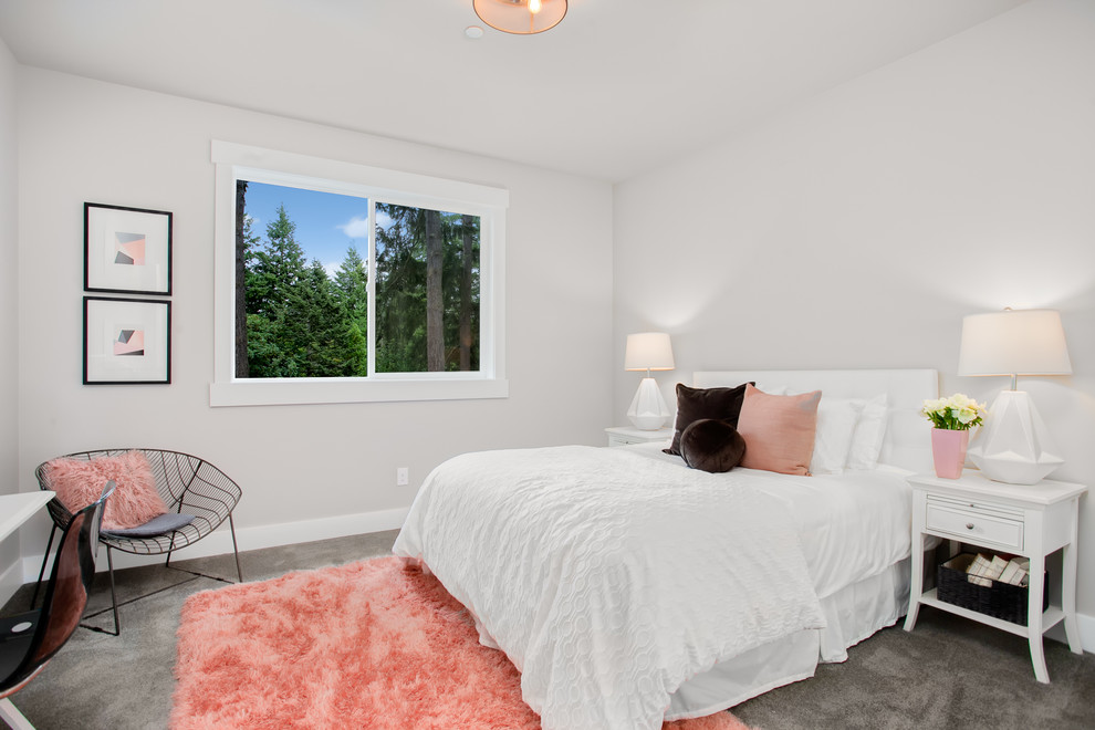 Bild på ett mellanstort amerikanskt flickrum kombinerat med sovrum och för 4-10-åringar, med grå väggar, heltäckningsmatta och grått golv