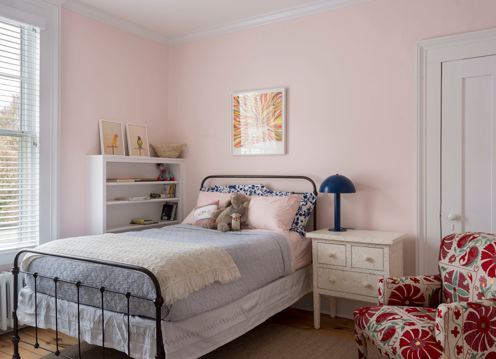 Ejemplo de dormitorio infantil tradicional con paredes rosas y suelo de madera en tonos medios