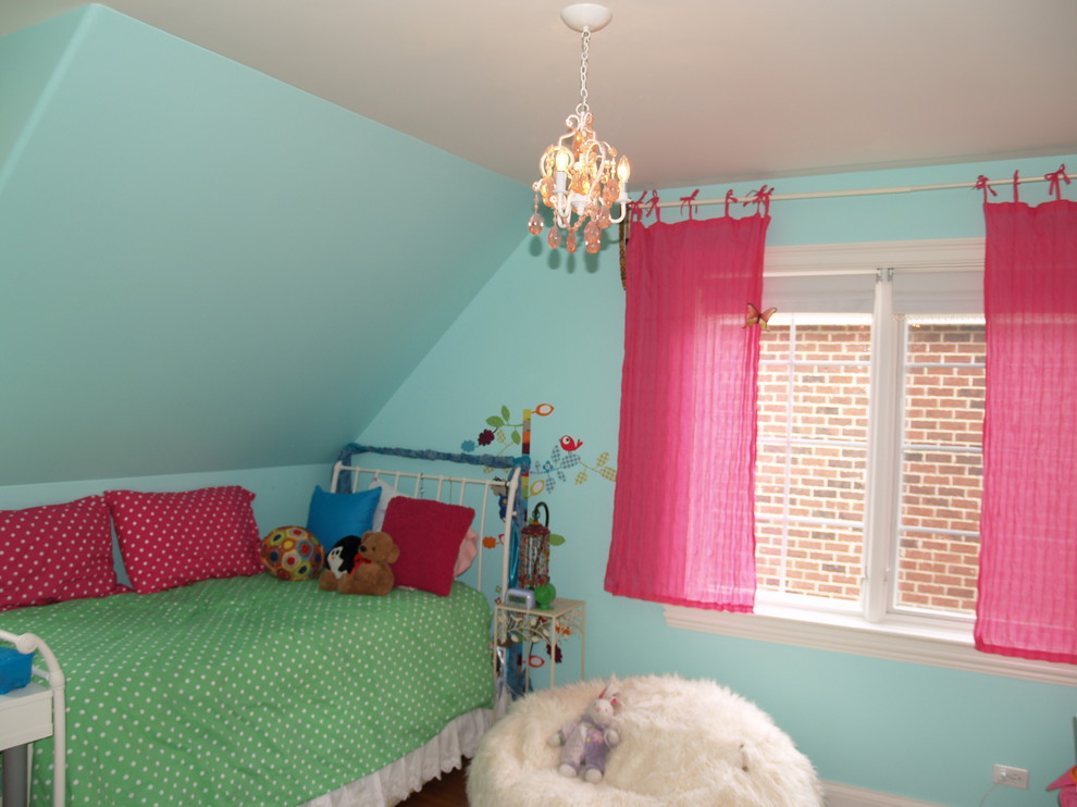 На фото: детская среднего размера в классическом стиле с спальным местом, синими стенами и паркетным полом среднего тона для ребенка от 4 до 10 лет, девочки с
