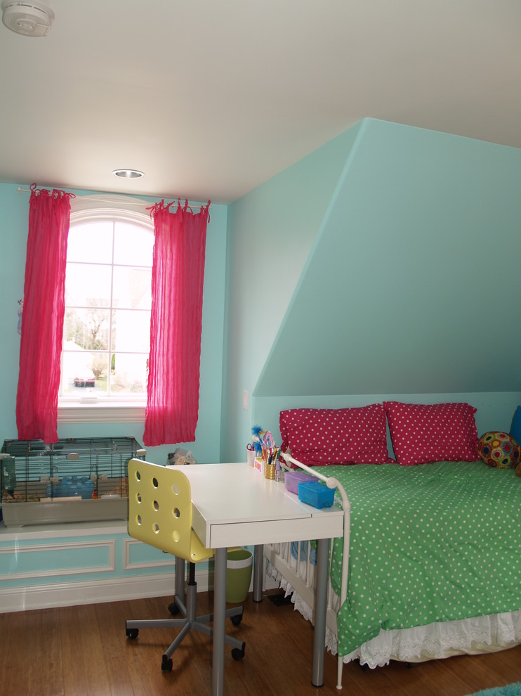 Modelo de dormitorio infantil de 4 a 10 años tradicional de tamaño medio con paredes azules y suelo de madera en tonos medios
