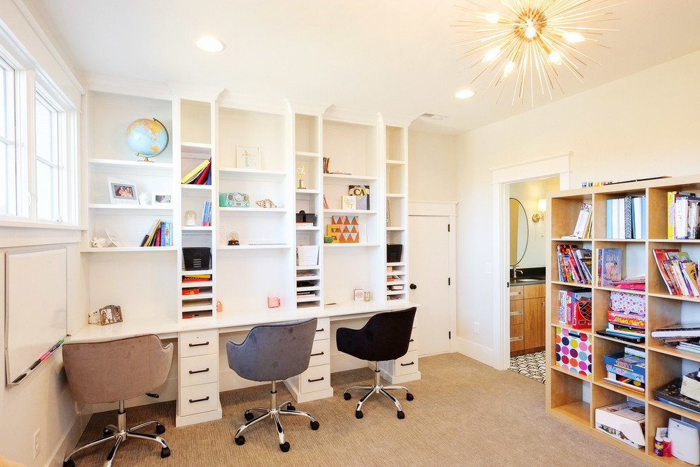 Aménagement d'une chambre neutre classique avec un bureau, un mur beige, moquette et un sol marron.