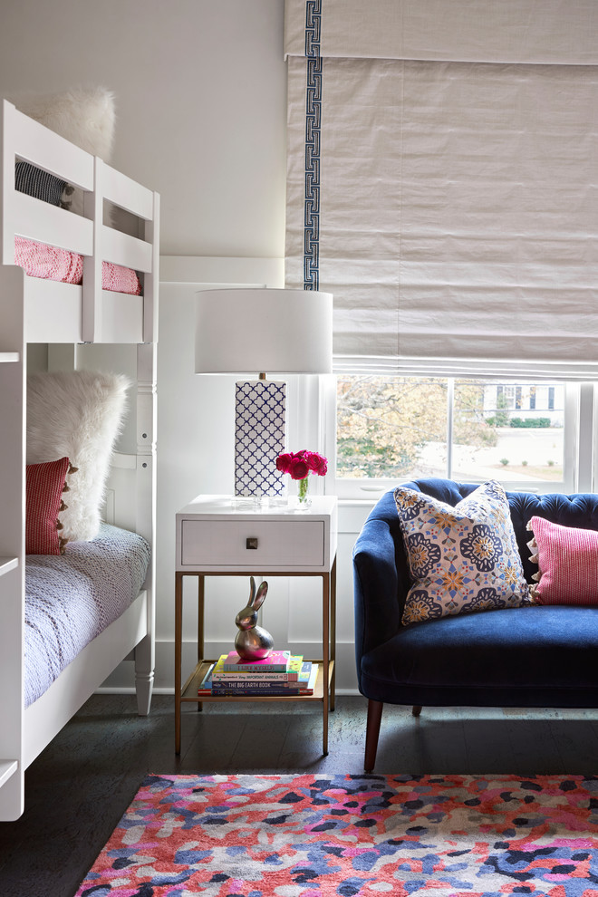 Idéer för maritima flickrum kombinerat med sovrum och för 4-10-åringar, med vita väggar, korkgolv och blått golv