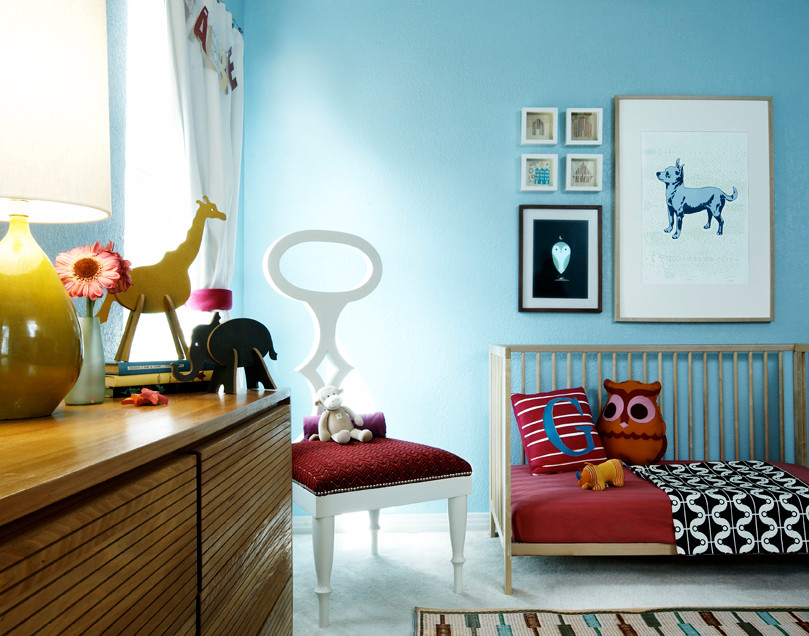 Immagine di una cameretta da letto da 1 a 3 anni contemporanea con pareti blu e moquette