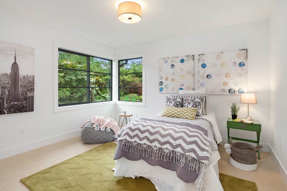 Inspiration för mellanstora klassiska barnrum kombinerat med sovrum, med vita väggar, heltäckningsmatta och beiget golv
