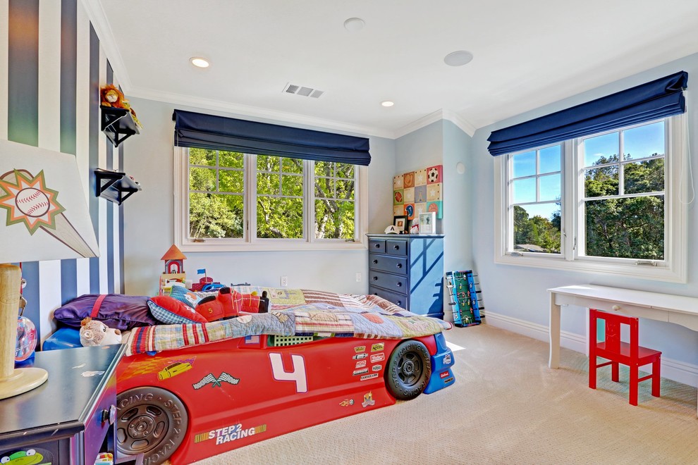 Imagen de dormitorio infantil clásico con paredes azules y moqueta