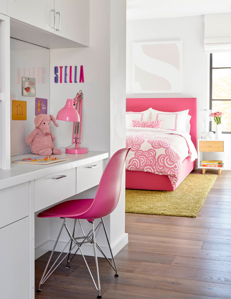 Idéer för stora funkis flickrum kombinerat med sovrum och för 4-10-åringar, med vita väggar och mörkt trägolv